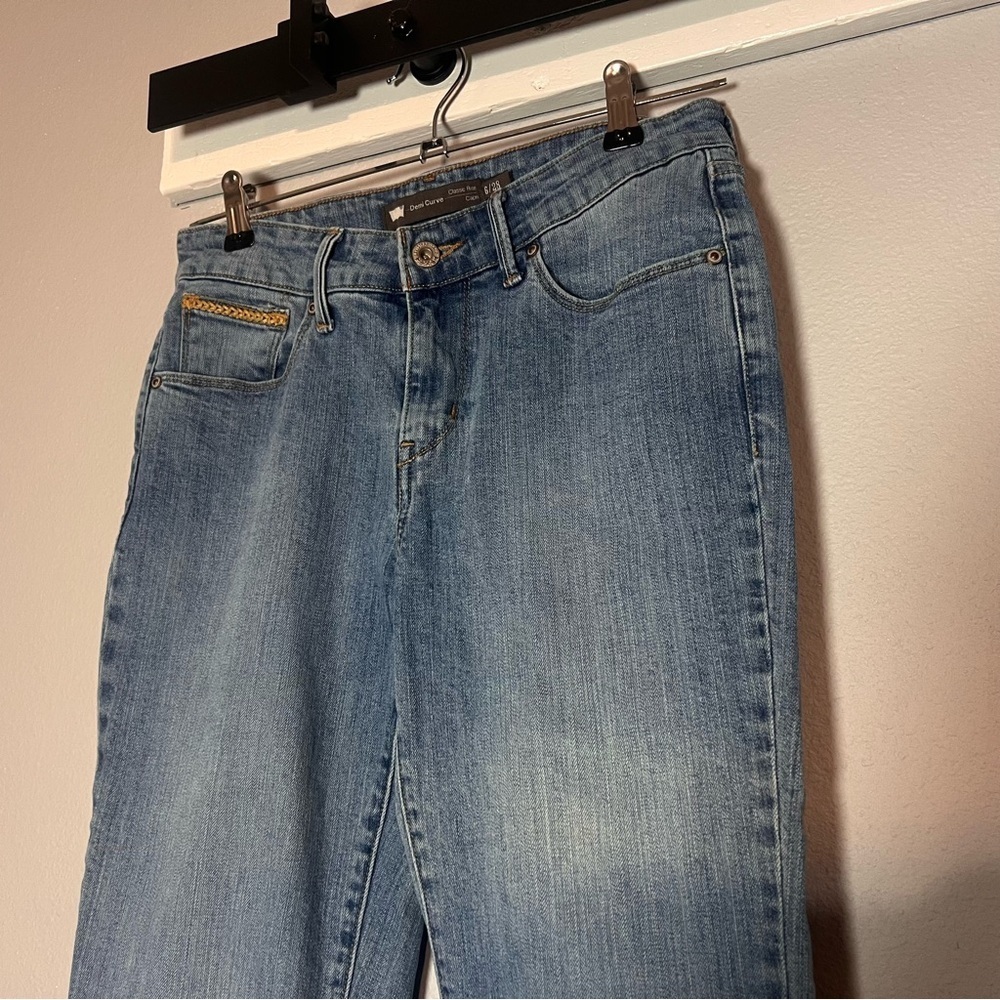 Levi’s Capri Jeans Demi Curve Classic Rise Light Wash Size 6 or 28 Braid Stitch